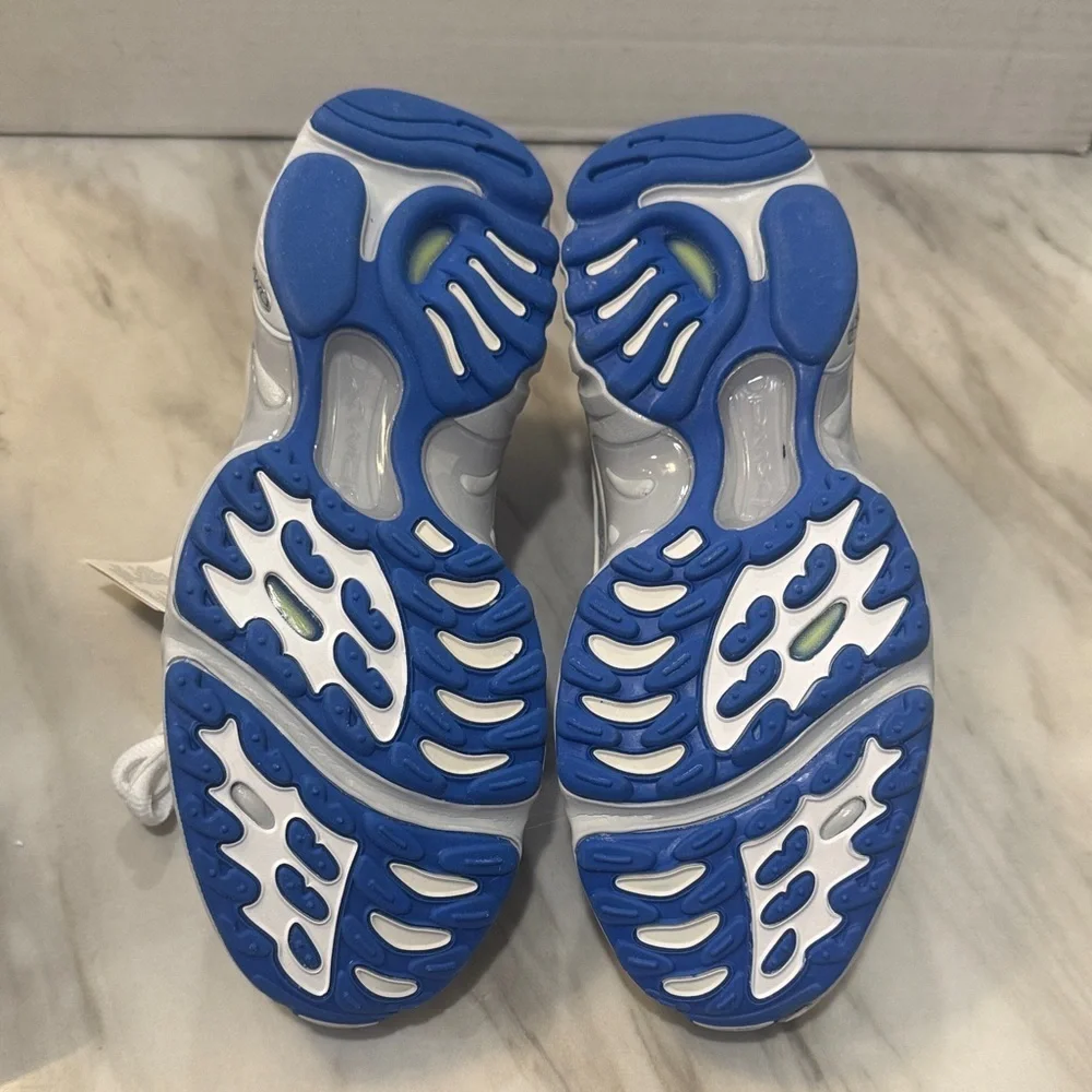 Reebok Blue and White Women's Sneakers it’s for men or women size 4.5